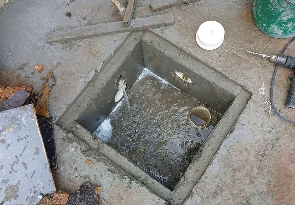 Caminhão e equipe trabalhando em desentupimento de esgoto - imagem 3