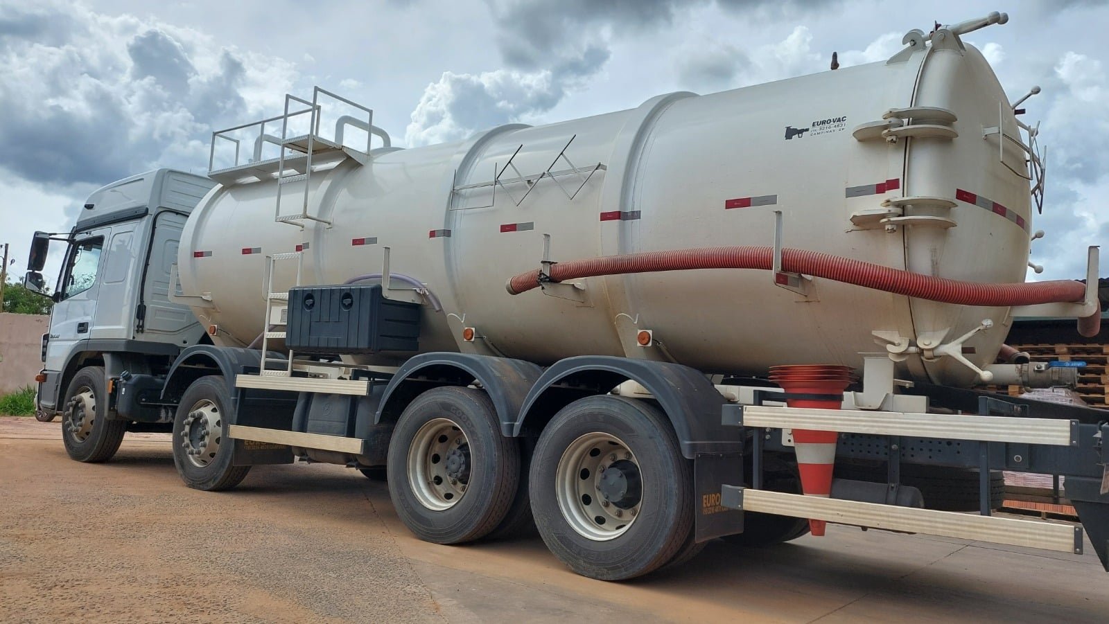 Caminhão limpa fossa em atendimento